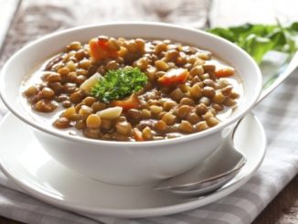 Зеленая чечевица с яблоками и травами