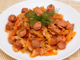 Капуста тушёная с сосисками