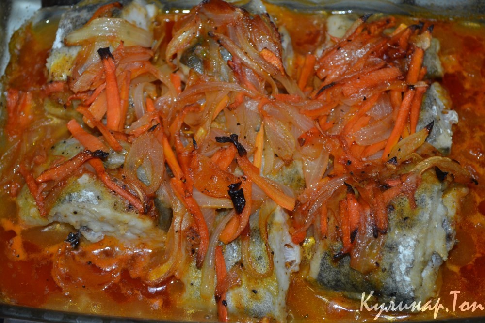 Минтай, запеченный с морковью и луком
