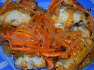 Минтай, запеченный с морковью и луком