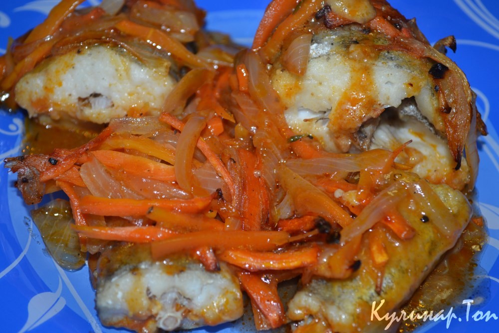 Минтай, запеченный с морковью и луком