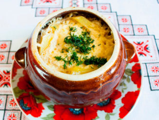 Мясо в горшочках с грибами