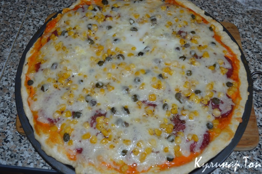 Пицца с колбасой и кукурузой