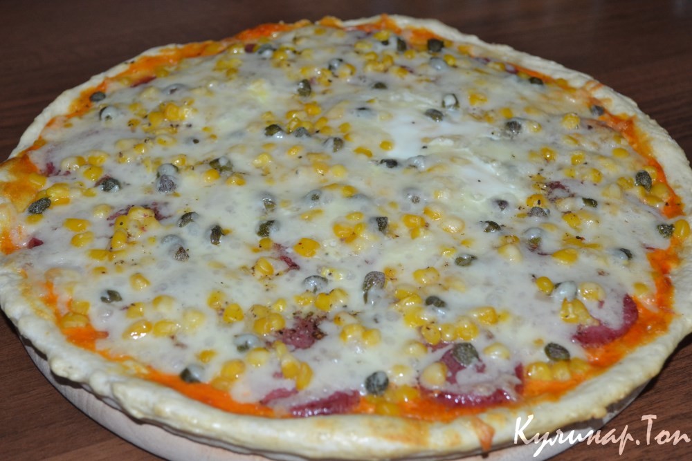Пицца с колбасой и кукурузой