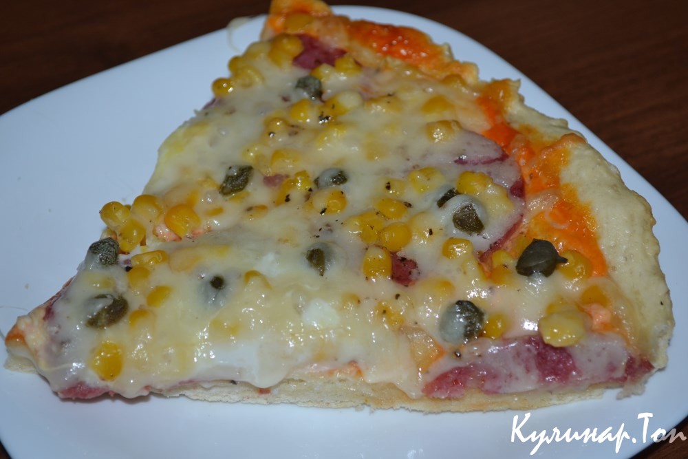 Пицца с колбасой и кукурузой
