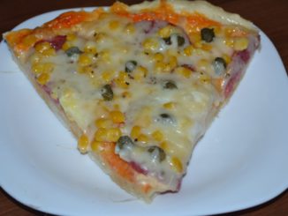 Пицца с колбасой и кукурузой