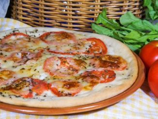 Пицца с сыром скаморца и помидорами