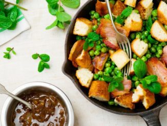 Салат из зеленого горошка с беконом