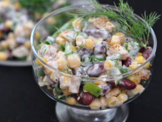 Салат с фасолью, кукурузой и сухариками