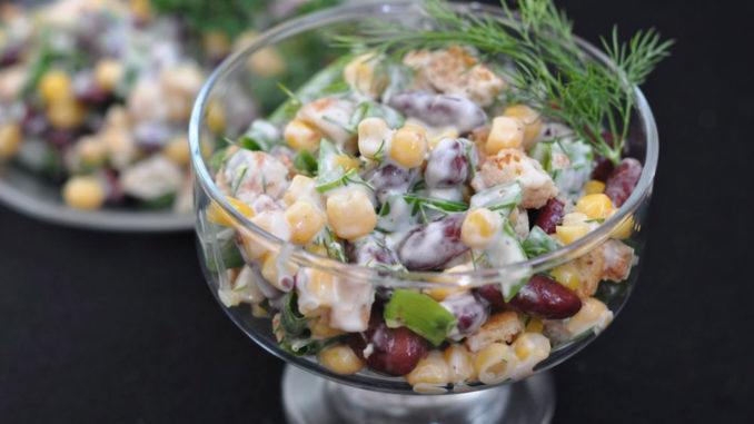 Салат с фасолью, кукурузой и сухариками Салат с фасолью, кукурузой и сухариками
