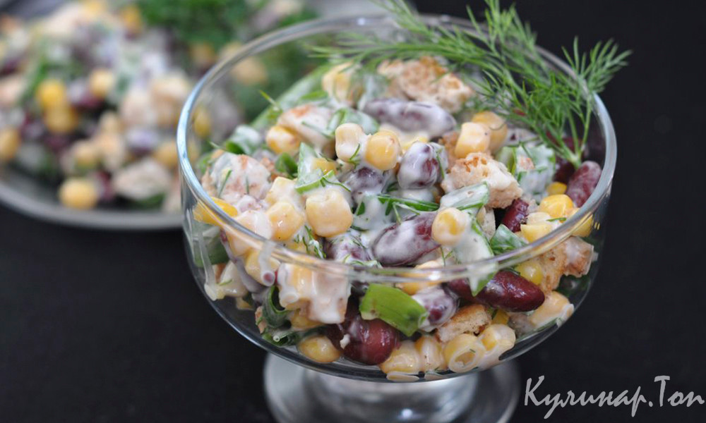Салат с фасолью, кукурузой и сухариками