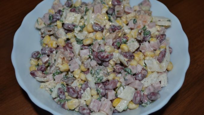 Салат с фасолью, кукурузой и ветчиной-04 Салат с фасолью, кукурузой и ветчиной
