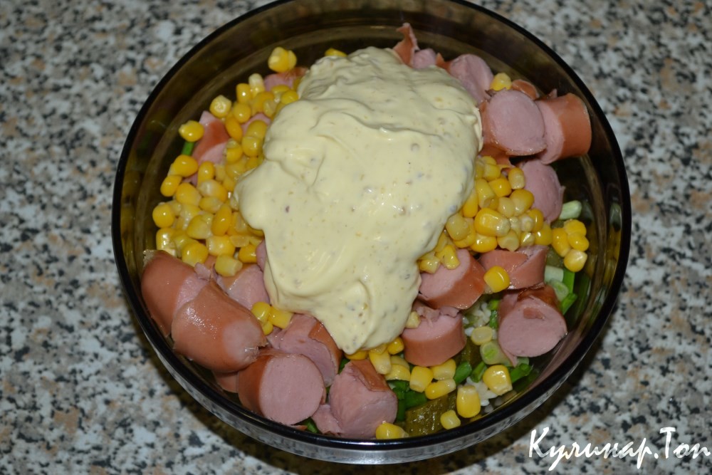 Салат с рисом и сосисками
