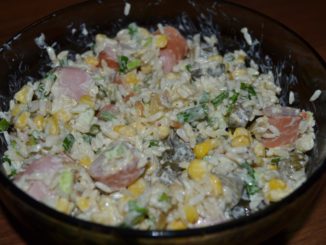 Салат с рисом и сосисками