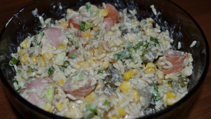 Салат с рисом и сосисками-06 Салат с рисом и сосисками
