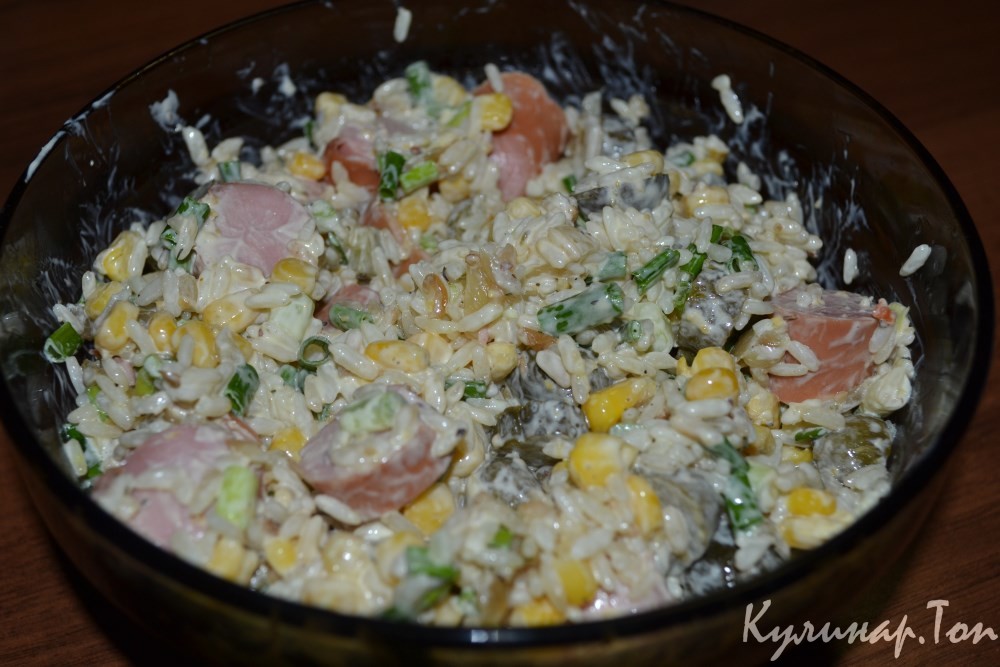 Салат с рисом и сосисками