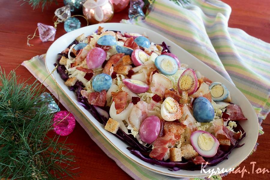 Салат с цветными перепелиными яйцами и беконом
