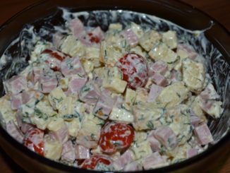 Салат с ветчиной, сыром и помидорами черри