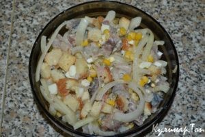 Салат со скумбрией и кукурузой