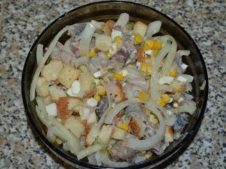 Салат со скумбрией и кукурузой