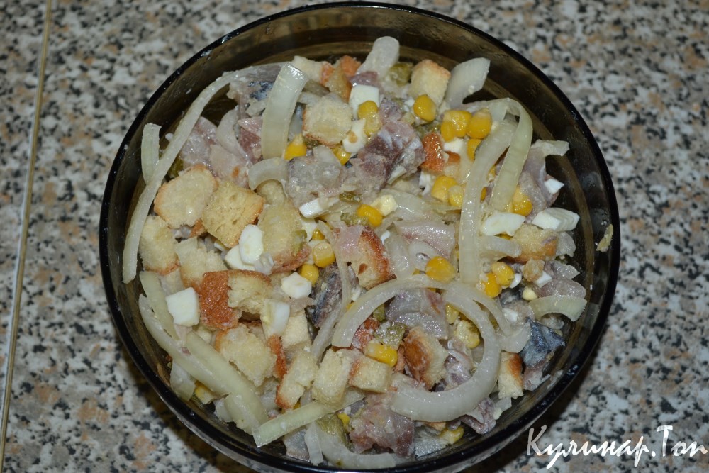 Салат со скумбрией и кукурузой