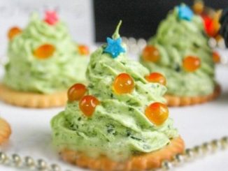 Закуска «Елочки на крекерах»