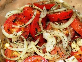 Закуска из помидоров и лука