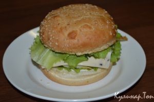 Бургеры с жареным яйцом и беконом
