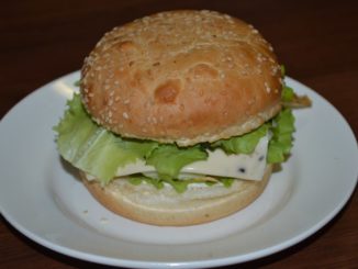 Бургеры с жареным яйцом и беконом