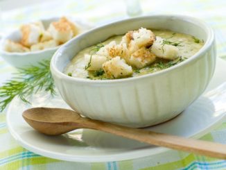 Гороховый суп с сельдереем и сухариками