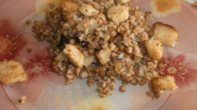 Гречневая каша с гренками Гречневая каша с гренками