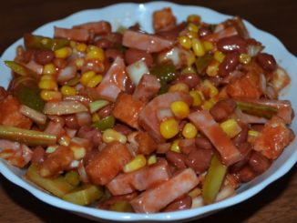 Хрустящий салат с фасолью, сухариками и кукурузой