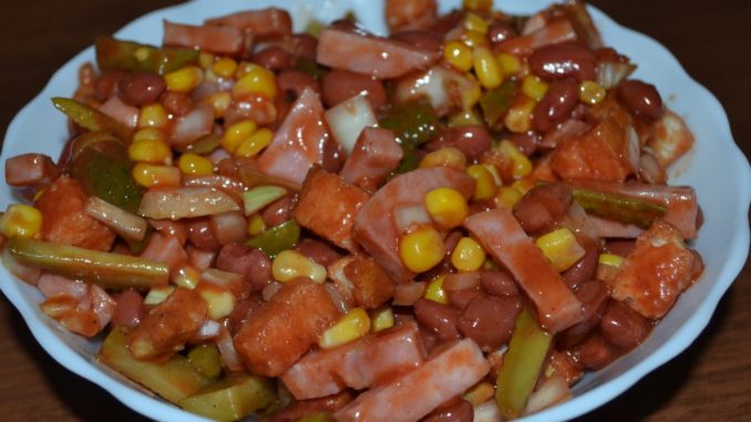 Хрустящий салат с фасолью, сухариками и кукурузой-04 Хрустящий салат с фасолью, сухариками и кукурузой