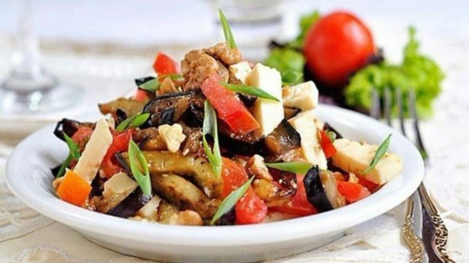 Салат из баклажанов с помидорами и сыром Салат из баклажанов с помидорами и сыром