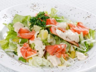 Салат из лосося с огурцами и сыром
