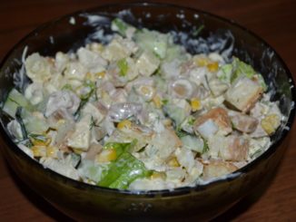 Салат с курицей, грибами и кукурузой