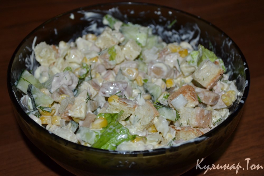 Салат с курицей, грибами и кукурузой