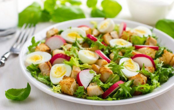 Салат с курицей, редисом и перепелиными яйцами Салат с курицей, редисом и перепелиными яйцами