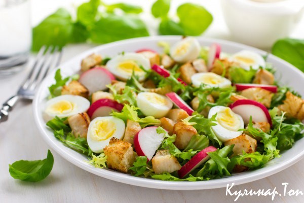 Салат с курицей, редисом и перепелиными яйцами
