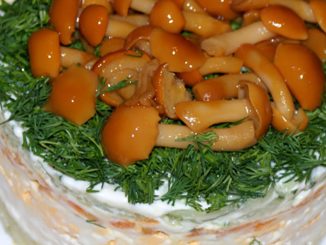 Салат с маринованными опятами и курицей