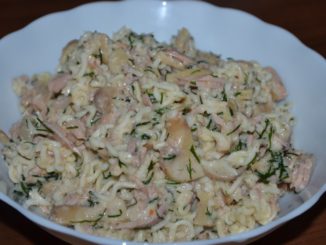 Салат с тунцом, вермишелью и грибами