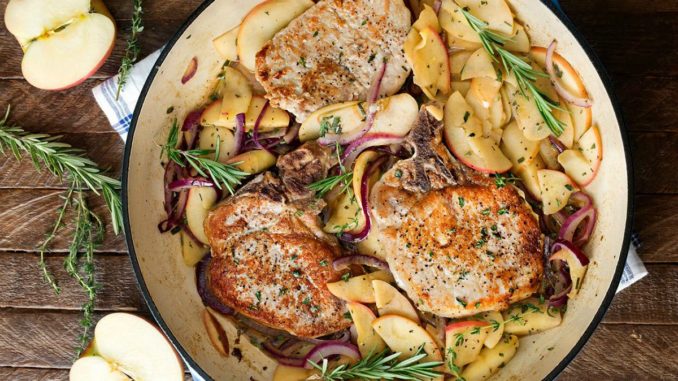 Свинина с яблоками и луком Свинина с яблоками и луком
