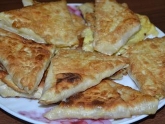 Треугольники с сыром и колбасой