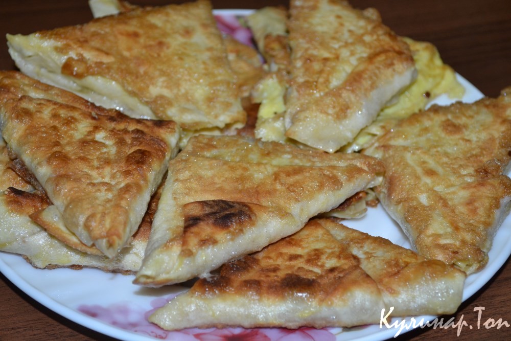 Треугольники с сыром и колбасой