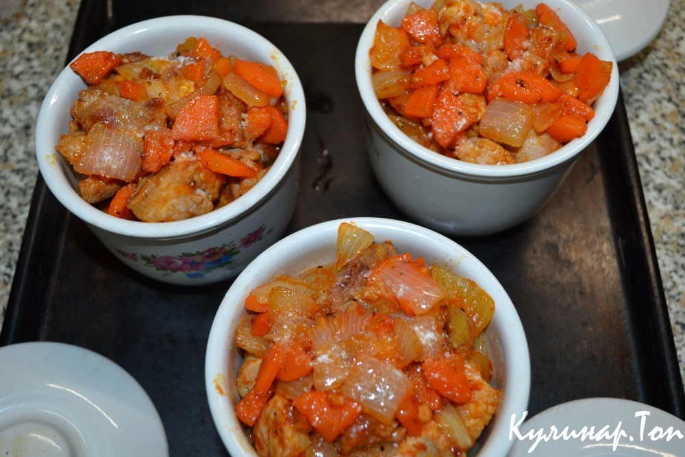 Жаркое из свинины с картофелем в горшочках