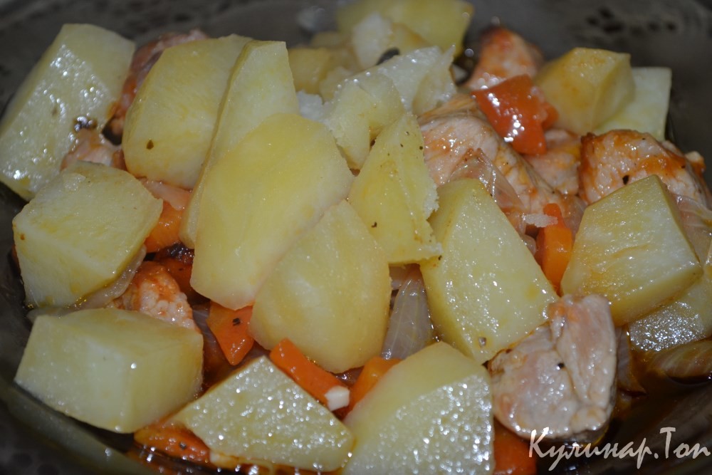 Жаркое из свинины с картофелем в горшочках