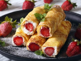 Блинчики с творожно-клубничной начинкой
