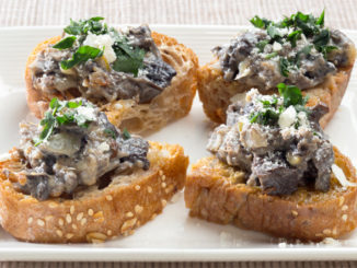 Бутерброды с маринованными грибами