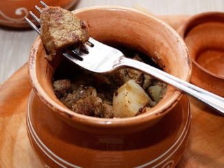 Говядина, запеченная с картофелем и грибами