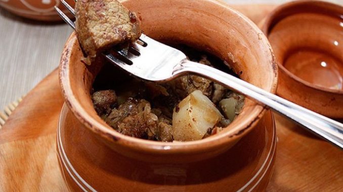 Говядина, запеченная с картофелем и грибами Говядина, запеченная с картофелем и грибами